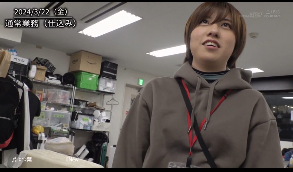 【私服ぶっかけ】ショートカットでパーカー着用お姉さんに顔射＆着衣SEX