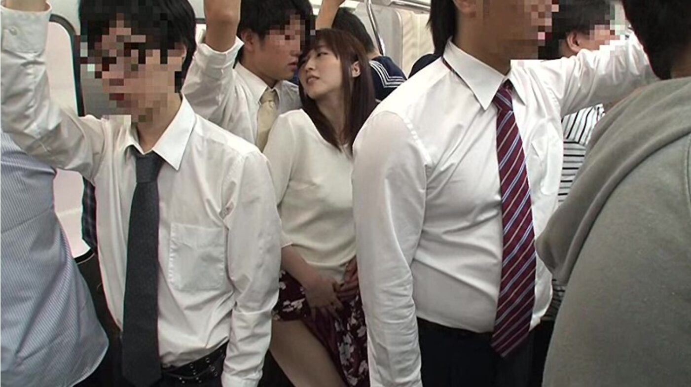 【私服手コキ】花柄スカート着用の女の子と電車でSEXして手コキ射精でスカートを汚す