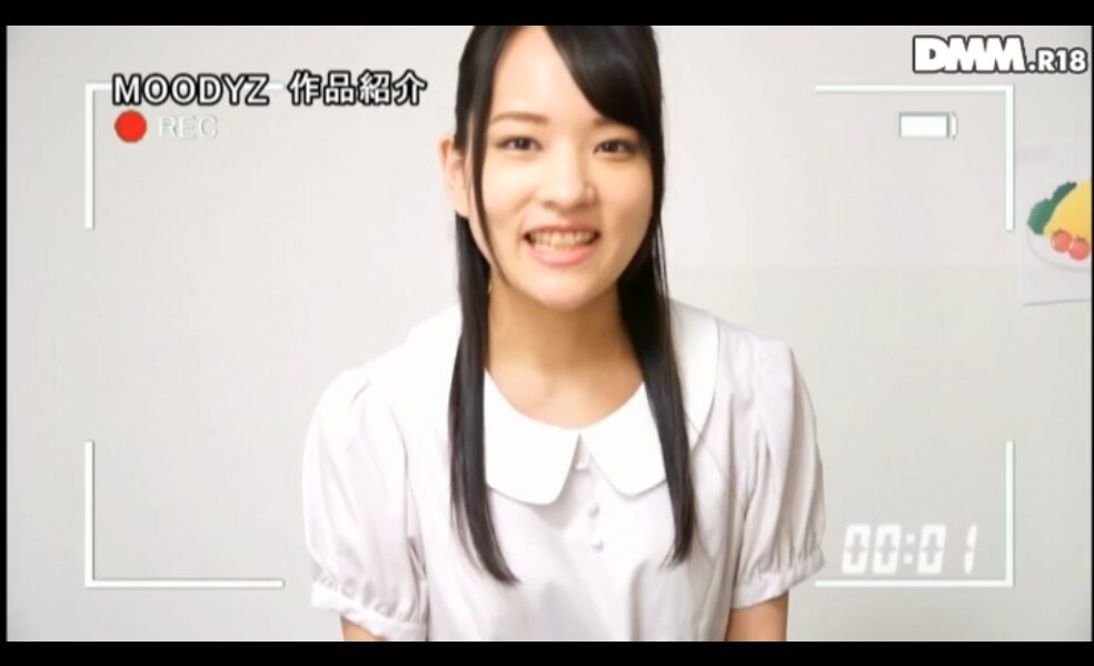 【私服ぶっかけ】アイドル衣装風のブラウスとチェックスカートを着用の女の子に大量の精子をぶっかけ