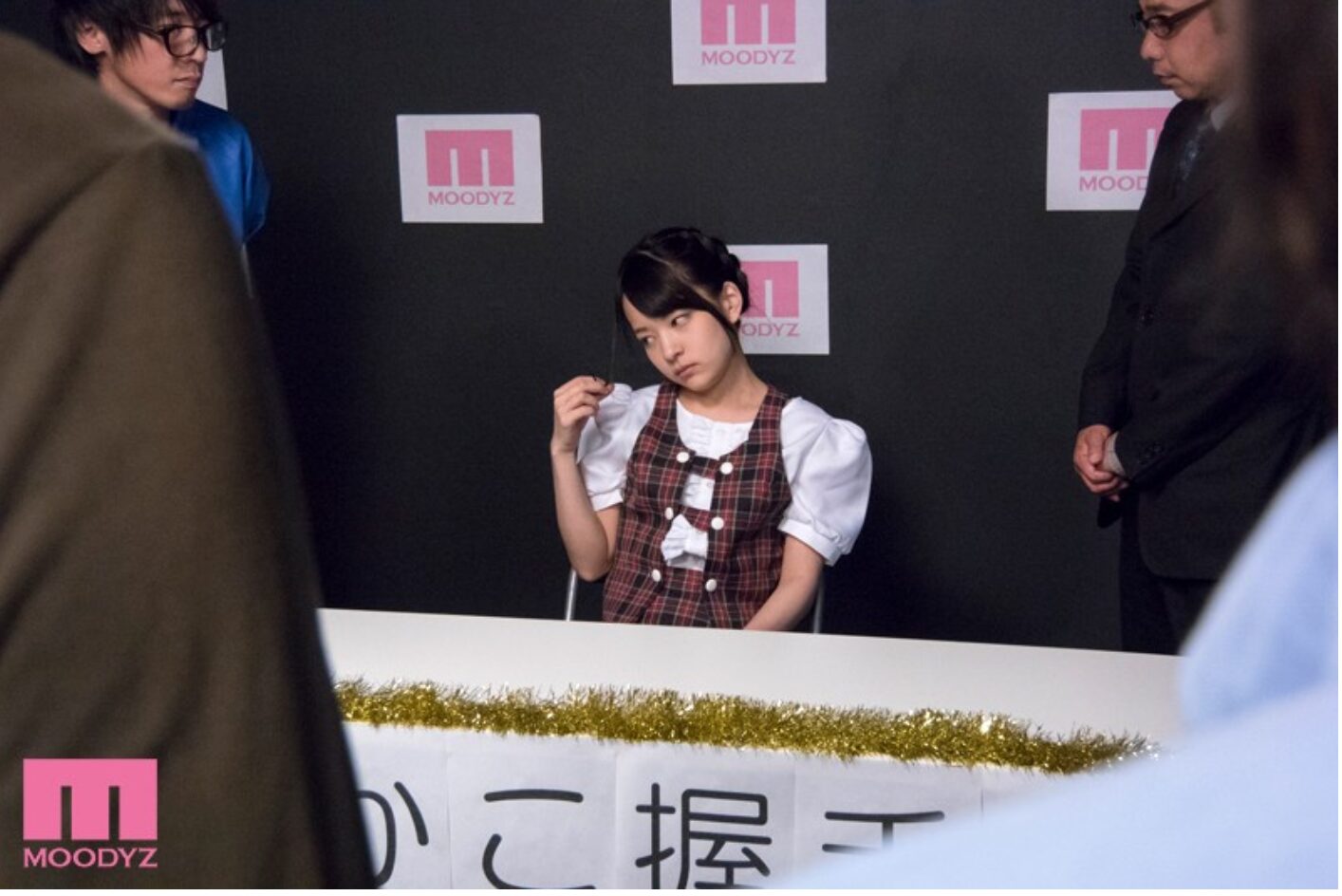【私服ぶっかけ】アイドル衣装風のブラウスとチェックスカートを着用の女の子に大量の精子をぶっかけ