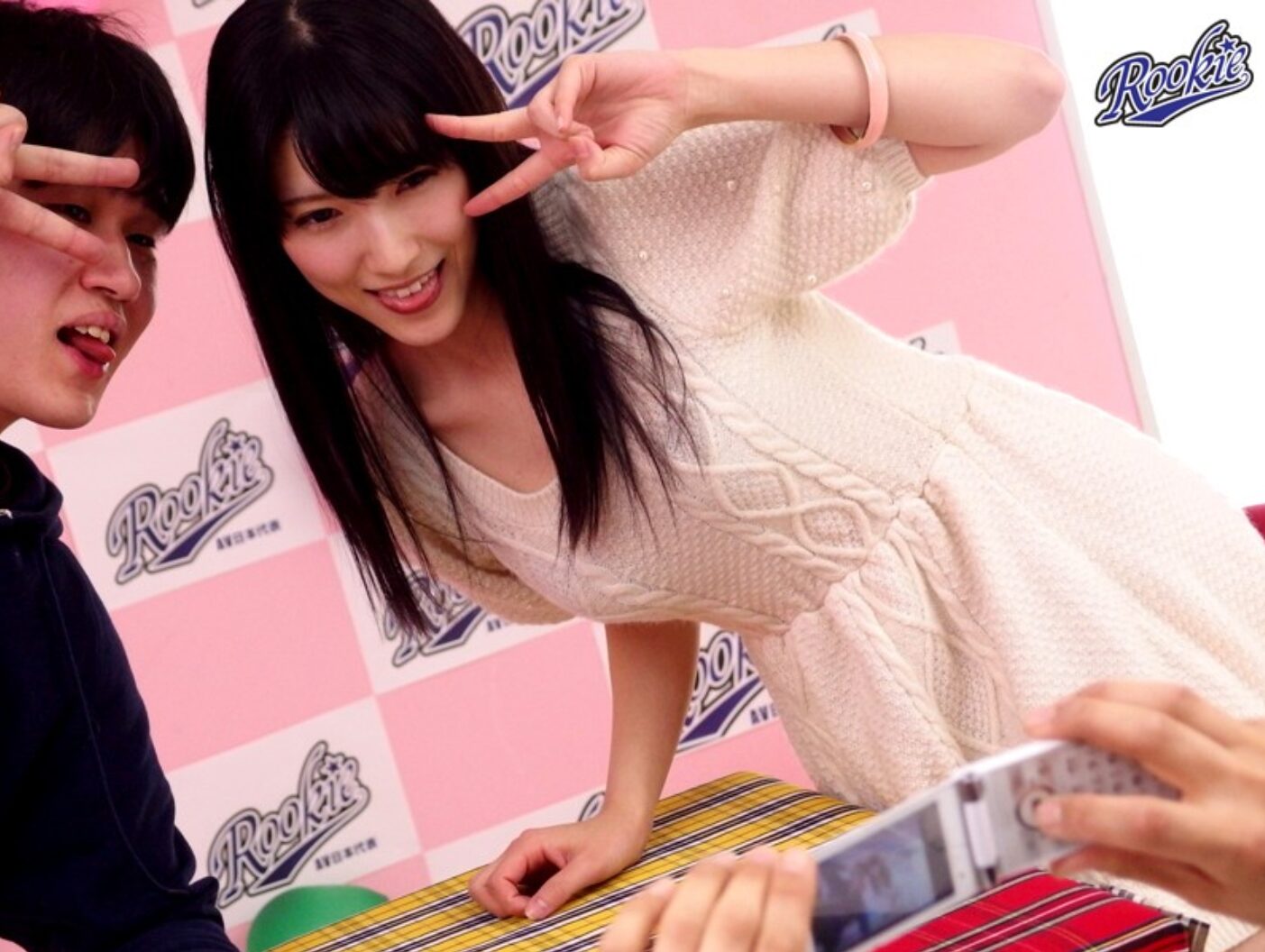 【私服ぶっかけ】握手会でアイドルに顔射して白いニットワンピースを汚す