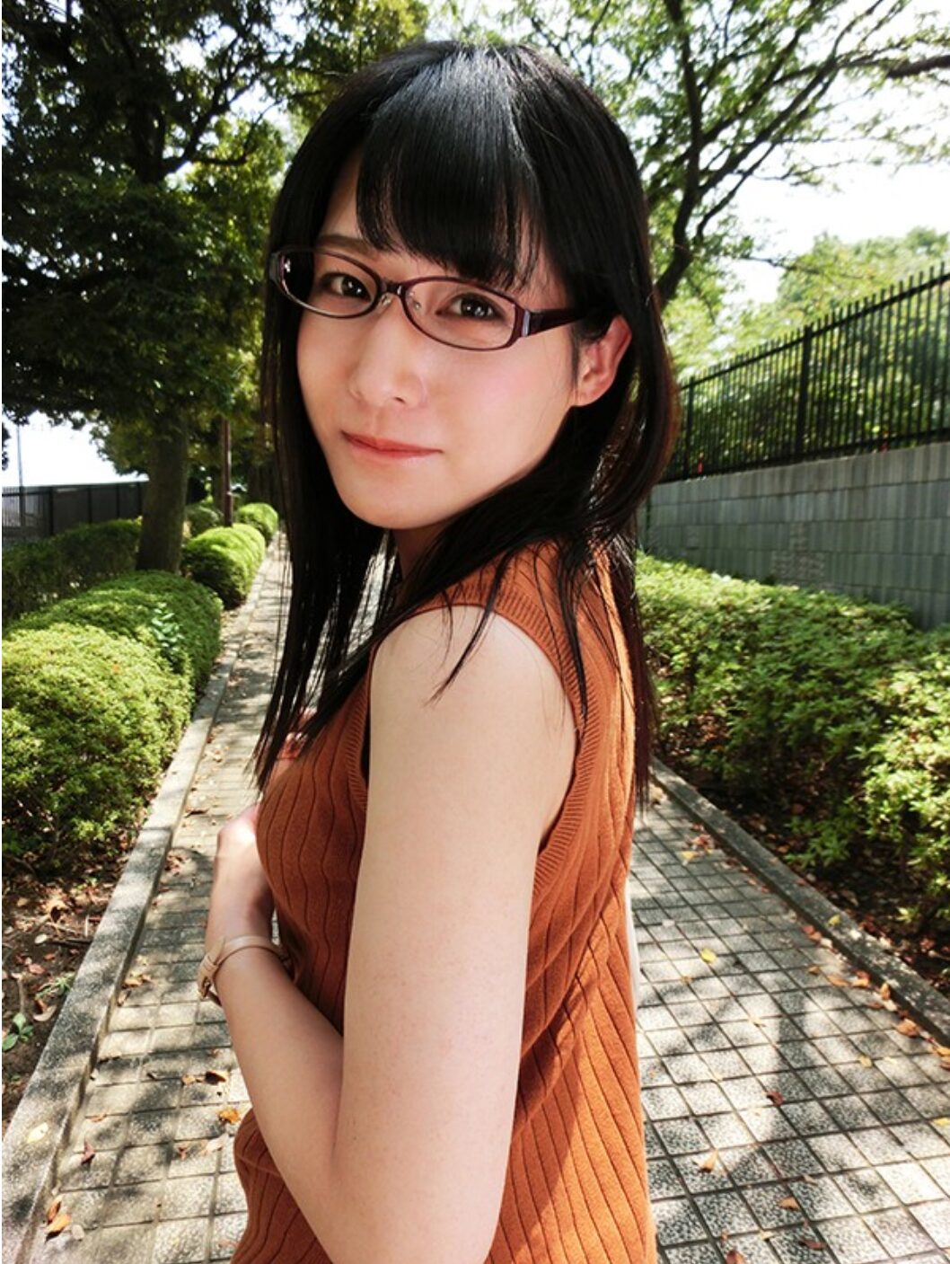 【私服イラマチオ】眼鏡のお姉さんのよだれで茶色のノースリーブニットをドロドロに汚す