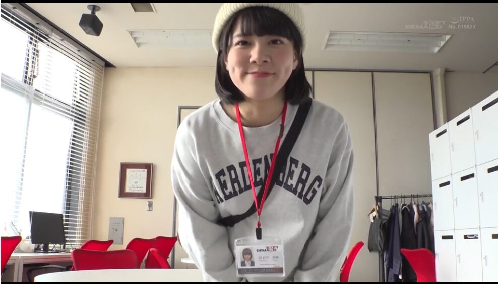 【私服イラマチオ】女性スタッフを壁際イラマチオしてよだれと精子でロゴトレーナーを汚す