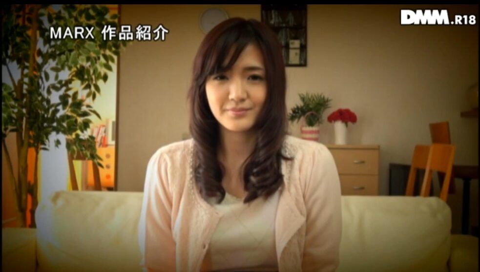 【私服ぶっかけ】パールが付いたアーガイル柄ニット着用の人妻に顔射、精子でニットを汚す