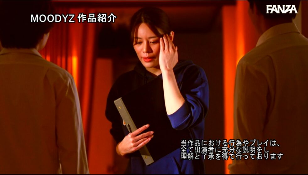 【私服イラマチオ】女性体育教師の紺色ロゴパーカーをイラマチオのよだれでドロドロに汚す
