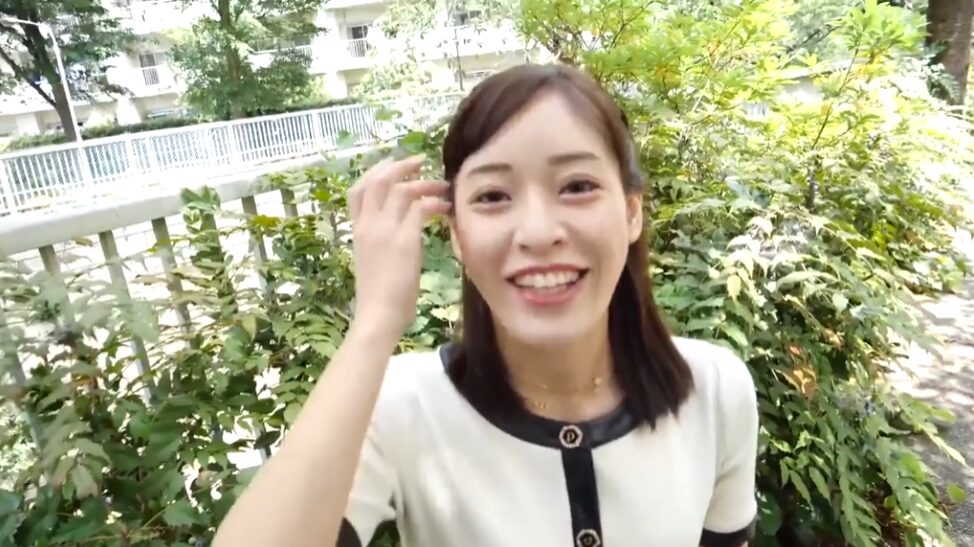 【私服イラマチオ】タイトなニットワンピース着用のお姉さんにハードなイラマチオをしてよだれでお洋服を汚す