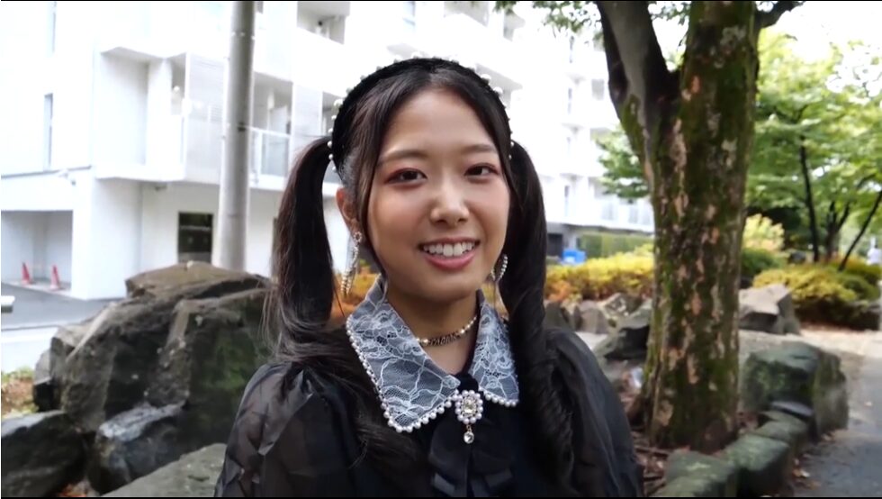 【私服イラマチオ】黒の地雷系ブラウスとショートパンツ着用のお姉さんにハードなイラマチオをしてよだれでお洋服を汚す