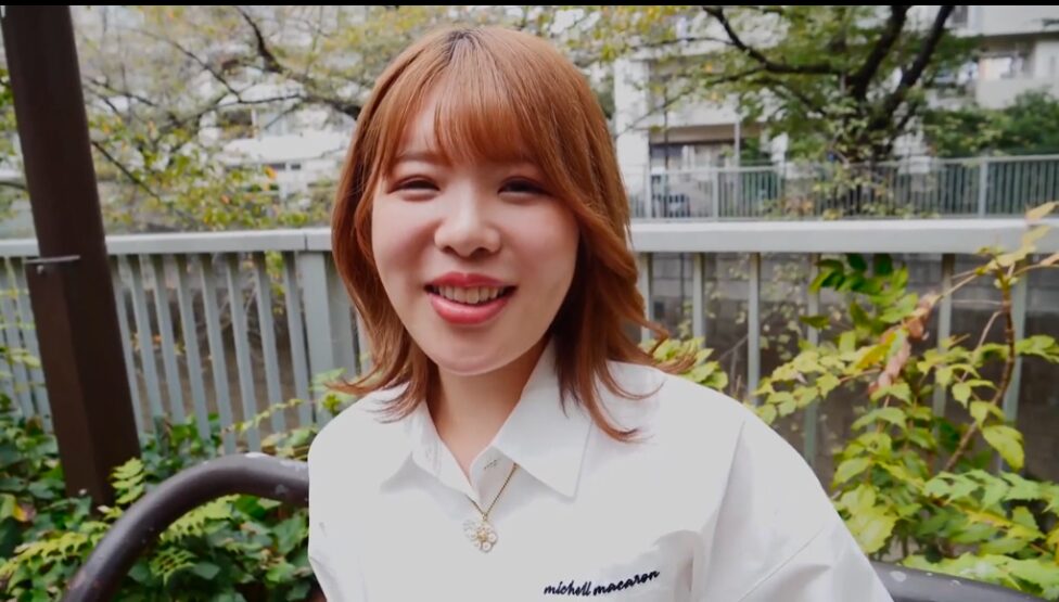 【私服イラマチオ】ブラウスとツイード生地のスカートを着用のお姉さんにハードなイラマチオをしてよだれでお洋服を汚す