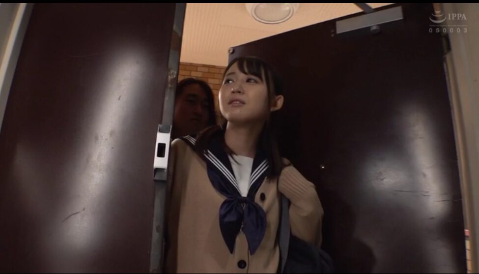 【制服イラマチオ】【着衣SEX】セーラー服＋カーディガンを乱暴に開いた後にイラマチオしてスカートをよだれで汚す