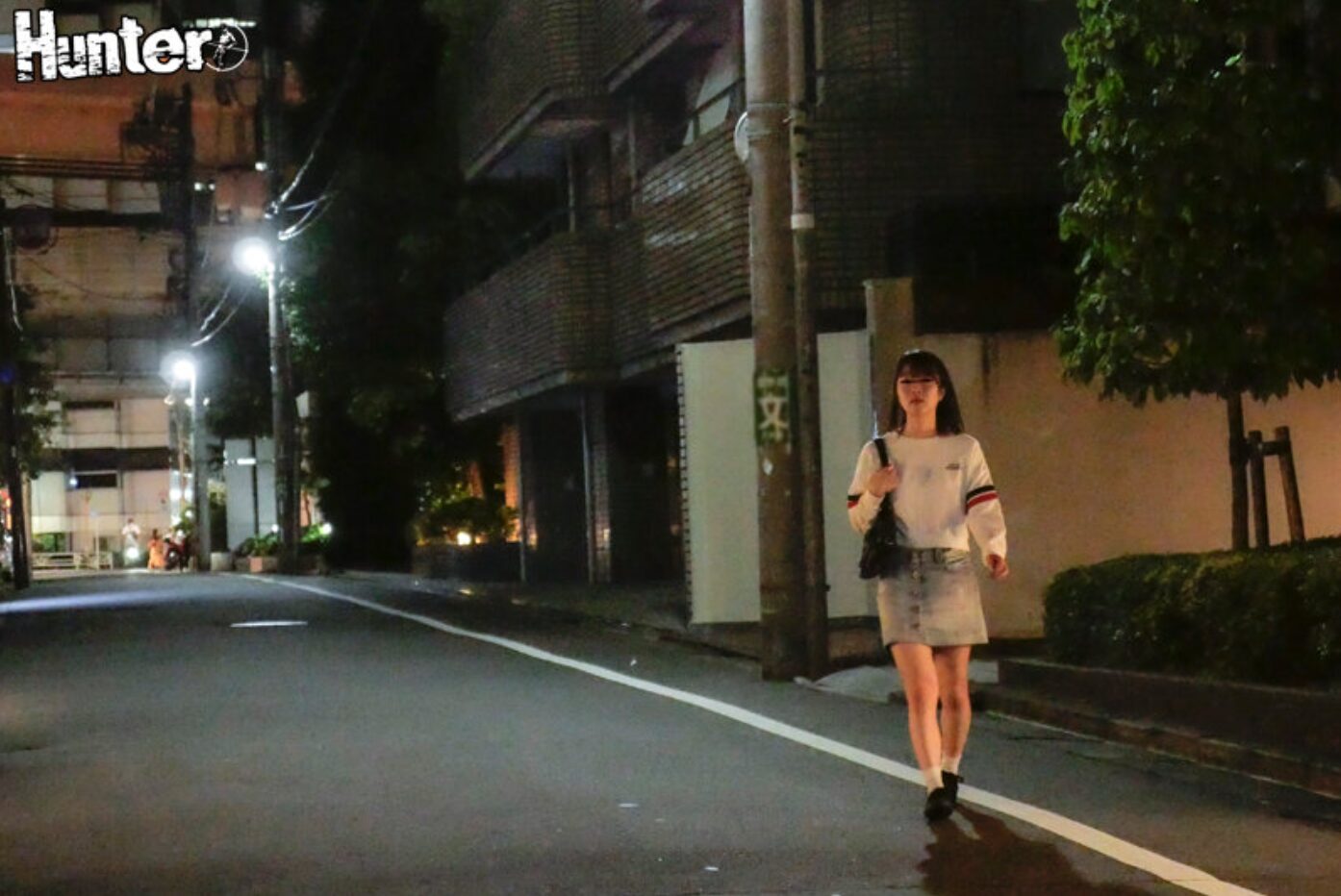 【私服イラマチオ】【私服切り裂き】拘束した女の娘が着ている白い長袖Tシャツをハサミで切り裂いてアイスを顔に塗りつけて汚す