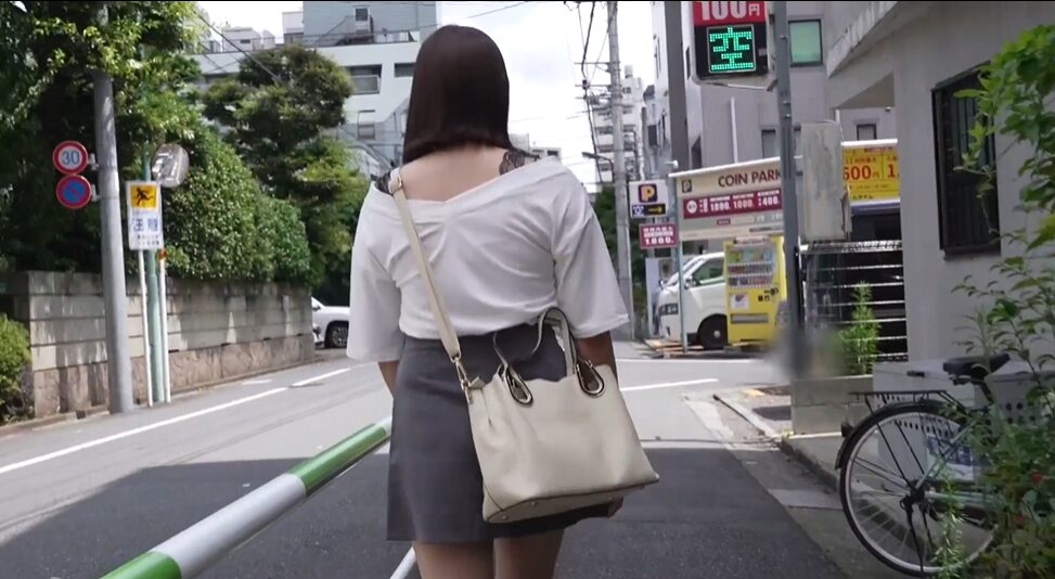【私服イラマチオ】【私服汚し】白いオフショルカットソーをよだれと精子で汚す