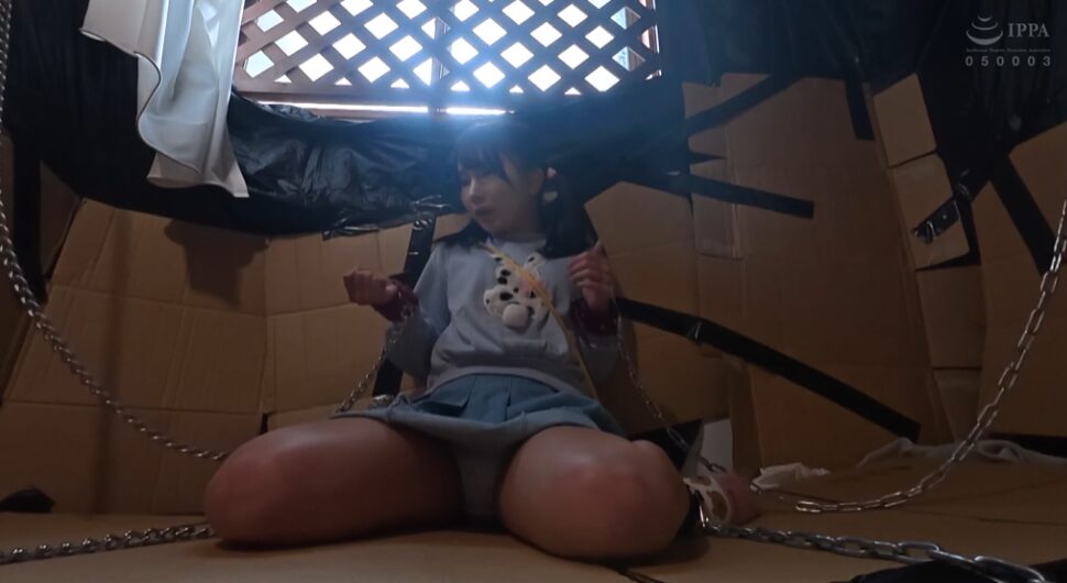 【私服イラマチオ】着衣のままのイラマチオでウサギのトレーナーをよだれで汚す