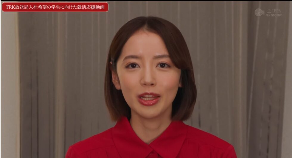 【私服切り裂き】【私服ぶっかけ】インタビュー中に赤いブラウスを切り裂いた後で大量ぶっかけでブラウスが真っ白に汚れる