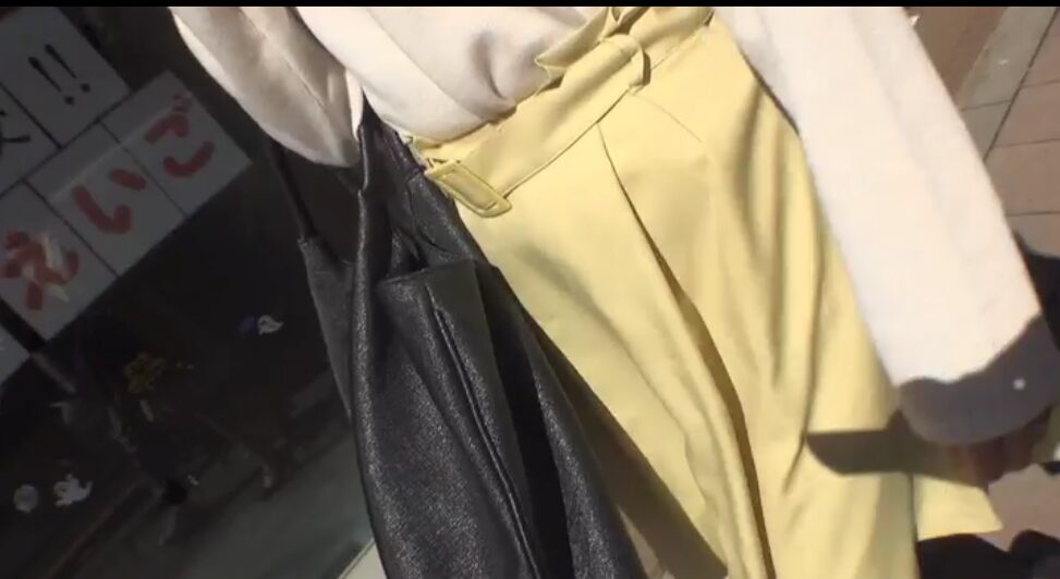 【私服ぶっかけ】フェラチオ後に黄色いスカートに精子をぶっかけられる