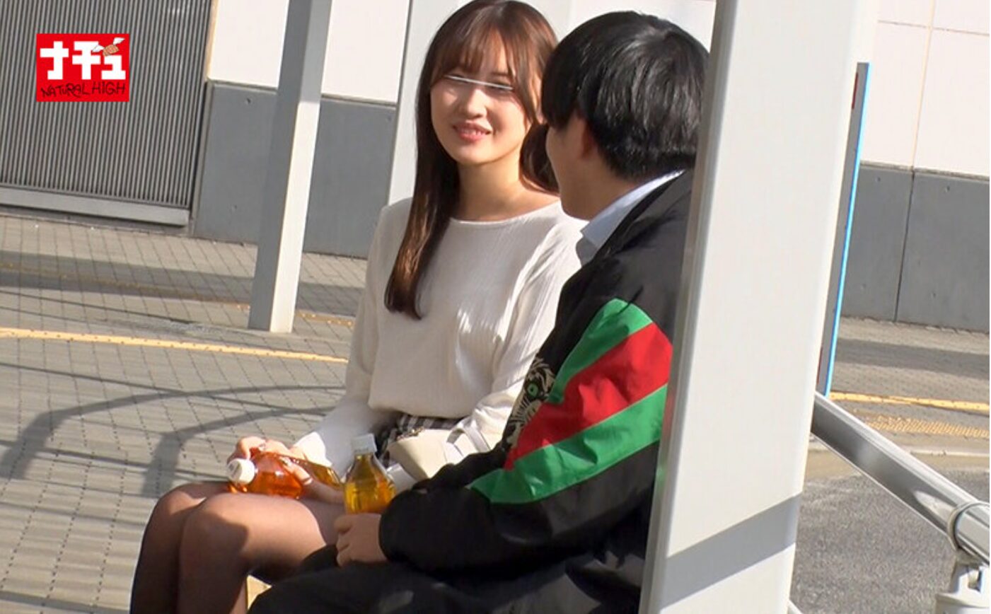 【私服汚し】お姉さんの白いカットソーとチェックのスカートにジュースをぶっかけて汚してから着衣SEX