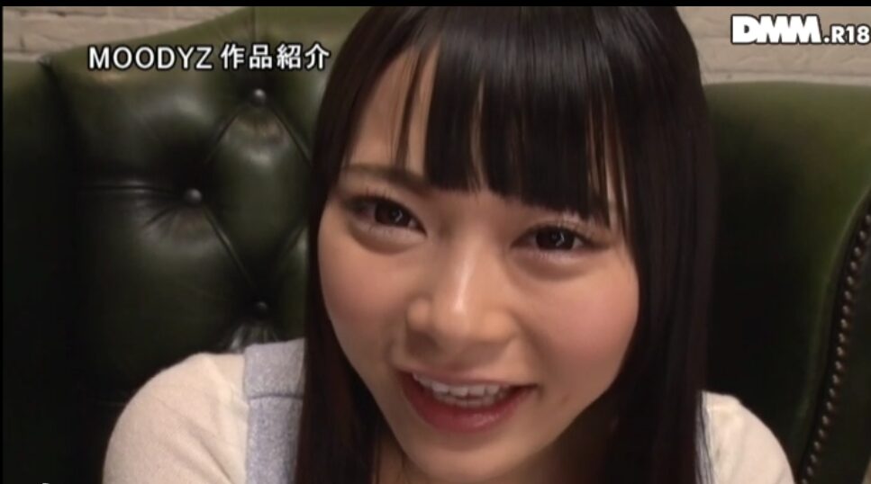 【私服ぶっかけ】なつめ愛莉ちゃんの顔に精子を連続ぶっかけされブルーのジャンスカと白いニットが汚れていく