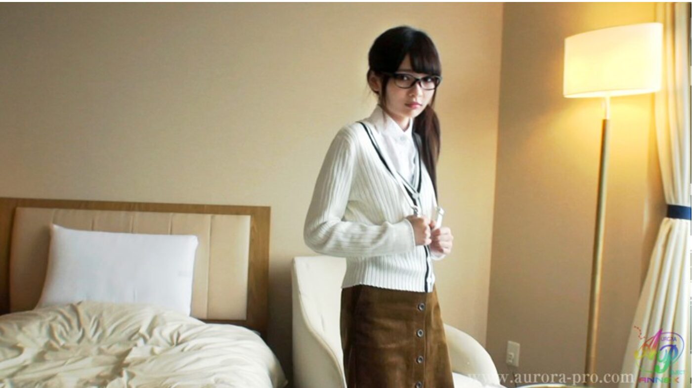 【私服ぶっかけ】着衣フェラで顔にぶっかけられた精子がコーデュロイスカートに垂れて汚す
