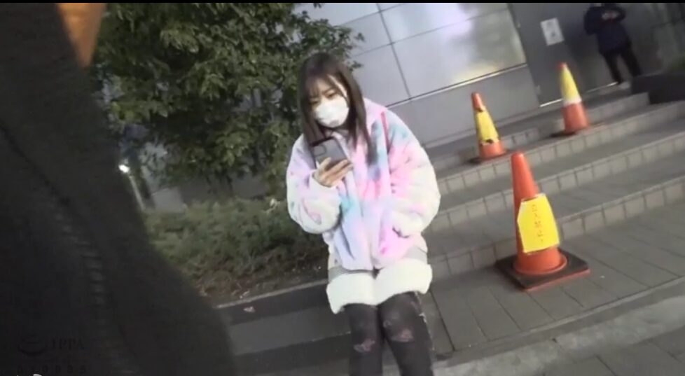 (おすすめ)【私服ぶっかけ】地雷系のトレーナーを千切れそうなくらい乱暴に引っ張り、もこもこスカートに自分の潮をぶっかけながら着衣SEX