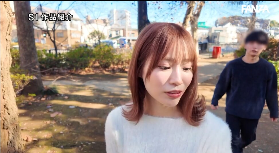 【私服ぶっかけ】トイレの中でフェラと手コキをしてもらいもこもこニットの肩と袖に精子をぶっかけ