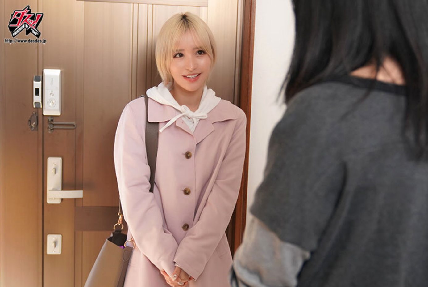 【私服ぶっかけ】白いショート丈のパーカーと水色のニットタンクトップにコーラをぶっかけて茶色いシミを作る