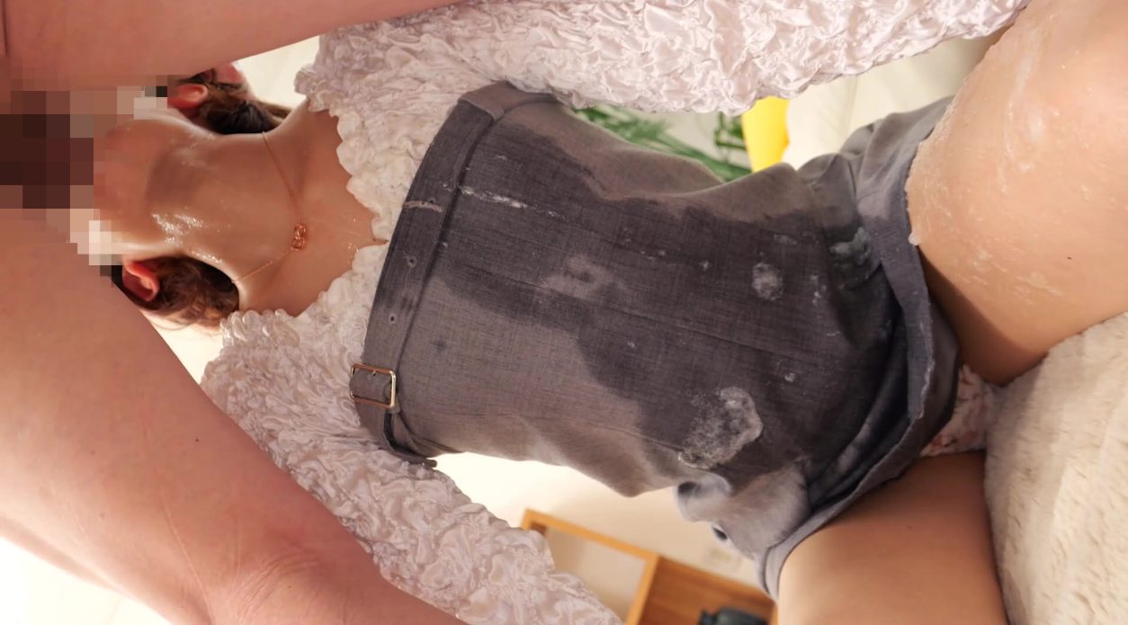 【私服イラマチオ】フェラでよだれをだらだらと垂らしグレーのニットとスカートを汚す