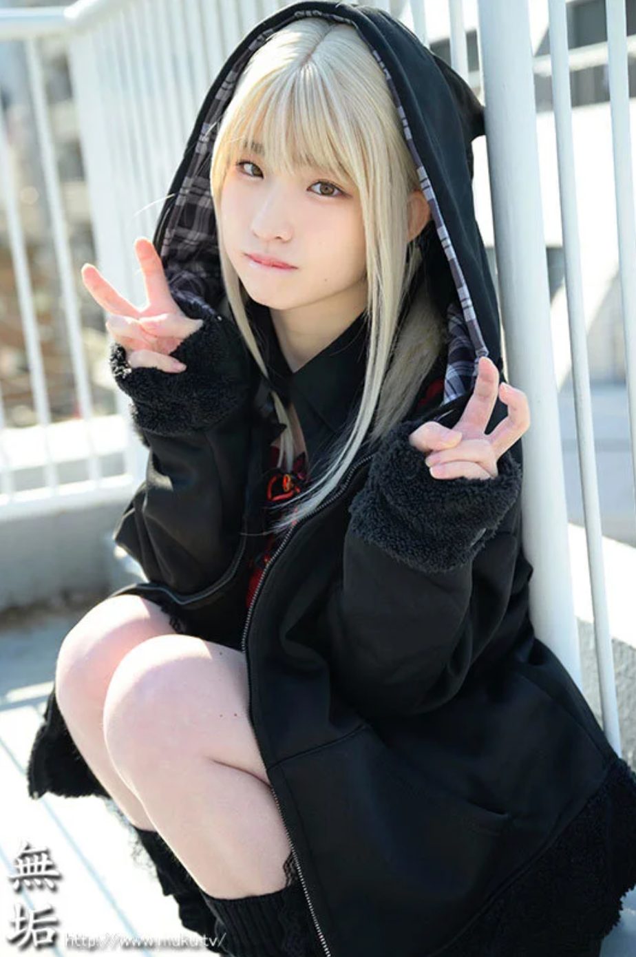 【私服SEX】真っ赤な地雷系ブラウスと黒いパーカー着用女子のスカートの中に頭突っ込んで頬ずりした後着衣SEX