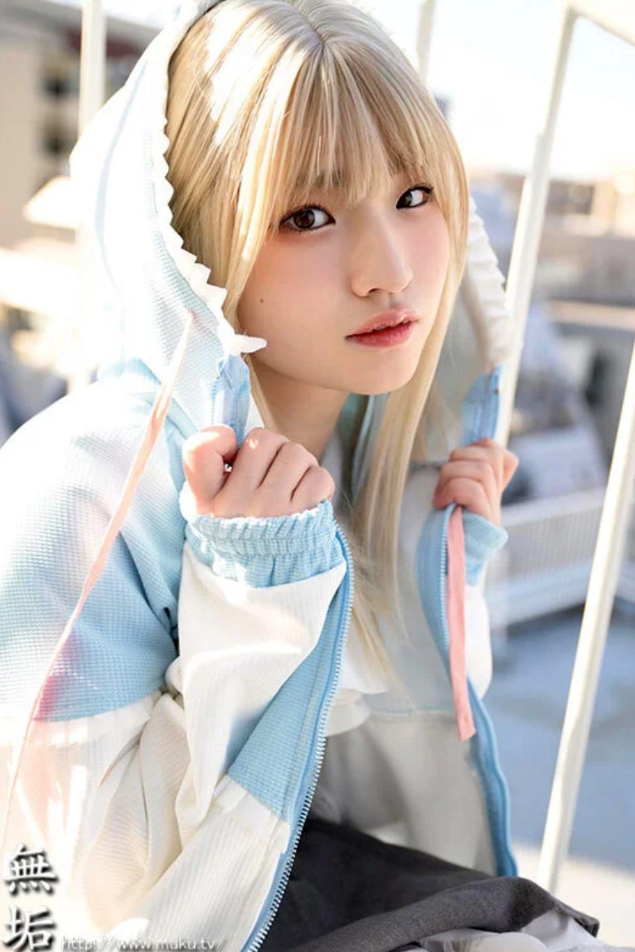 【私服SEX】白＋水色の耳パーカーにガーリーなブラウスとスカートの中に頭を突っ込んでま〇こを刺激した後、完全着衣SEX
