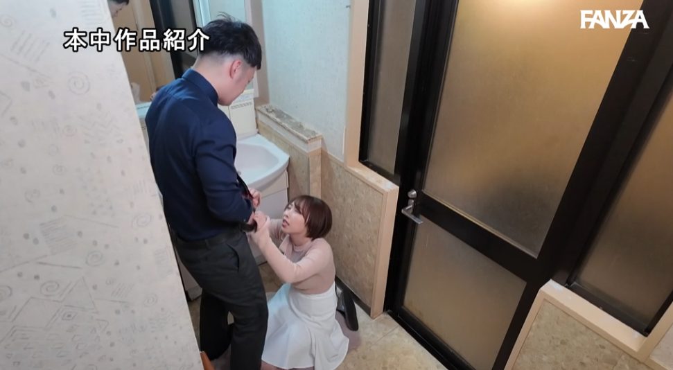 【私服フェラ】脱衣場でイラマ気味のフェラから口内射精した精子を口から垂らして白いフレアスカートを汚す