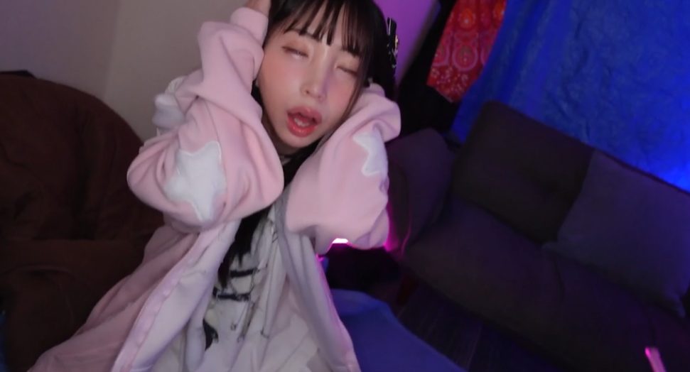 (おすすめ)【私服イラマチオ】着衣イラマチオで地雷系のくまTシャツをよだれまみれにする