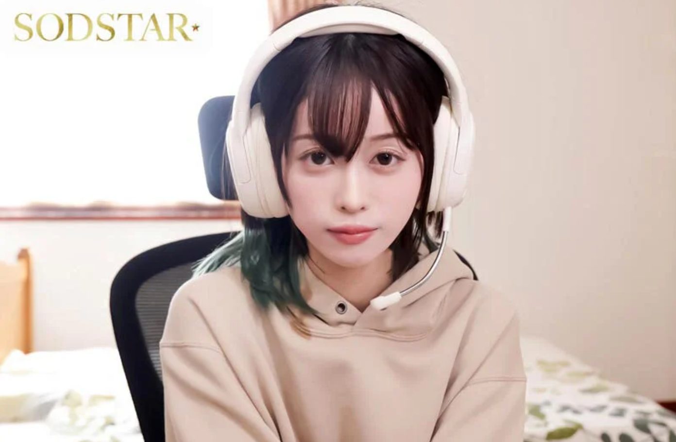 【私服ぶっかけ】自慰中に潮を吹き茶色のパーカーを濡らす