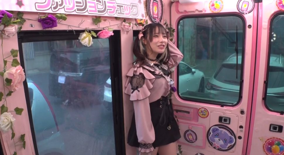 (おすすめ)【私服潮吹き】【私服SEX】地雷系のピンクブラウスと黒いスカートを潮とよだれで汚しながら着衣SEX