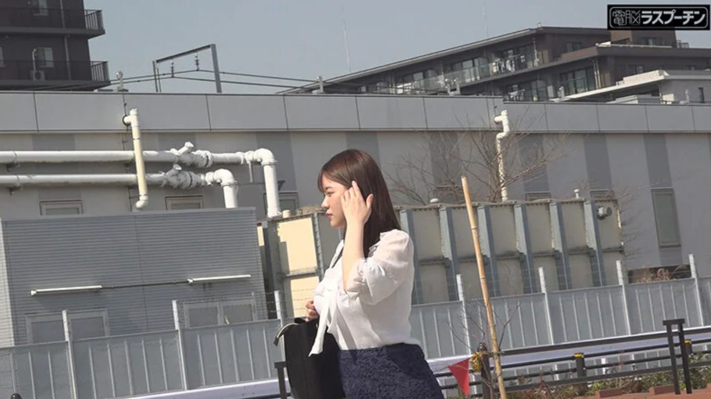 【私服ぶっかけ】白いニットの上から巨乳ちゃんのおっぱいを揉んで舐めまわしたあと着衣SEXしてニットに精子ぶっかけ