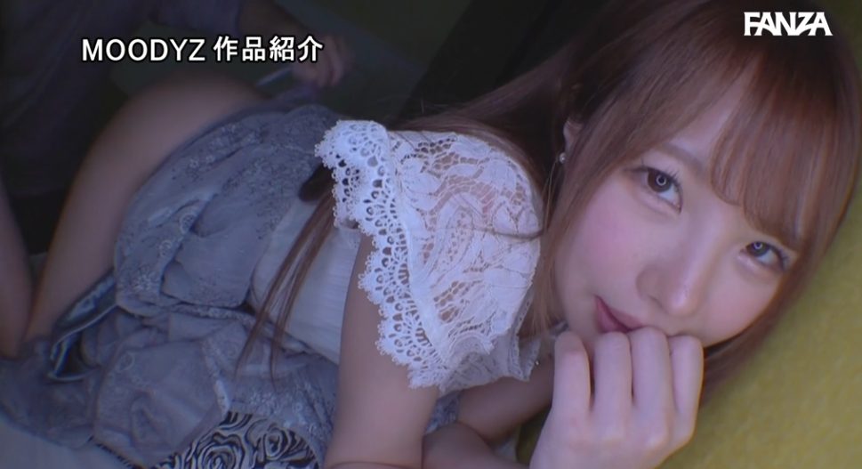 【私服ぶっかけ】【私服潮吹き】松本いちかちゃんのマンスジに精子をぶっかけてレーススカートの裏地を汚し更に潮を吹かせてずぶ濡れにする