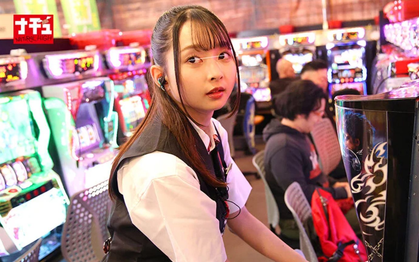 【制服切り裂き】パチスロ店員の制服チェックスカートをハサミで切り裂いてから着衣SEX