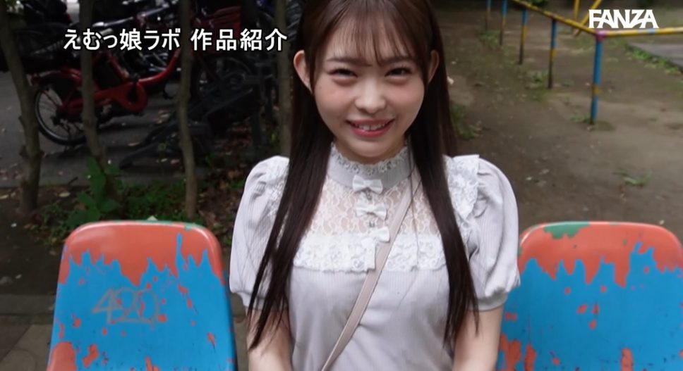 【私服イラマチオ】薄紫のレーストップスとスカートをよだれで汚しながらイラマチオ