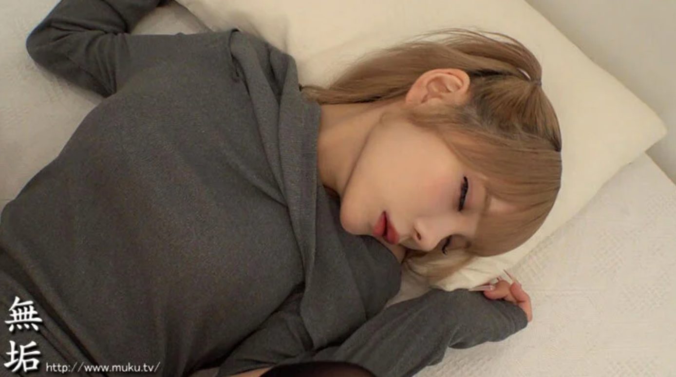 (おすすめ)【私服ぶっかけ】ニットワンピースにち〇こを擦り付け、コスプレ衣装のチェックスカートに精子をぶっかけて服で拭き取り