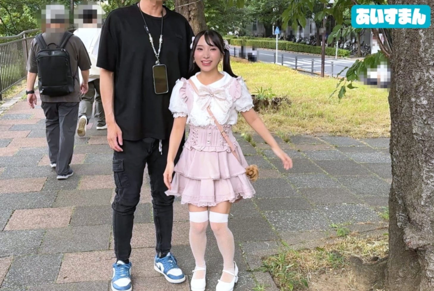 (おすすめ)【私服ぶっかけ】脱ぎ捨てた地雷系ブランド物のかわいいお洋服に潮をぶっかけさせられてずぶ濡れに汚す